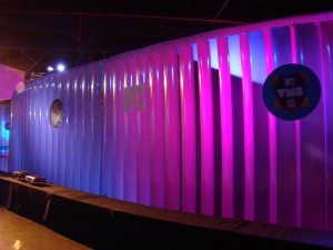 FESTA VMB - Neons | Adesivos fotoluminescentes | Cenografia | Placas especiais