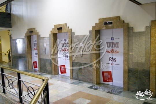 ADESIVAÇÃO DE ELEVADORES 1 Adesivo na porta de elevador