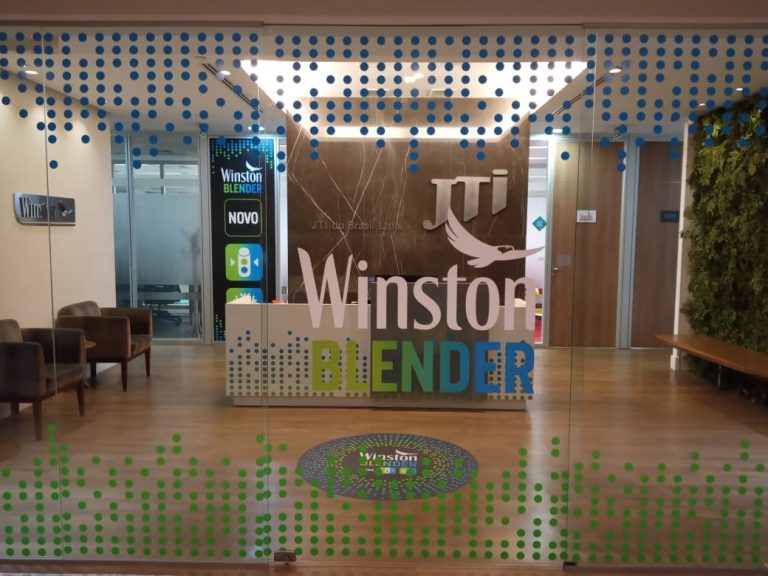 Adesivos - Atualmente, o mercado de comunicação visual apresenta uma vasta gama de opções para a aplicação de adesivos, cada uma com características específicas para atender a diferentes necessidades. Com tantas alternativas disponíveis, compreender claramente a finalidade do projeto é essencial para garantir a escolha do material mais adequado, garantindo assim a eficácia e durabilidade do trabalho final. 