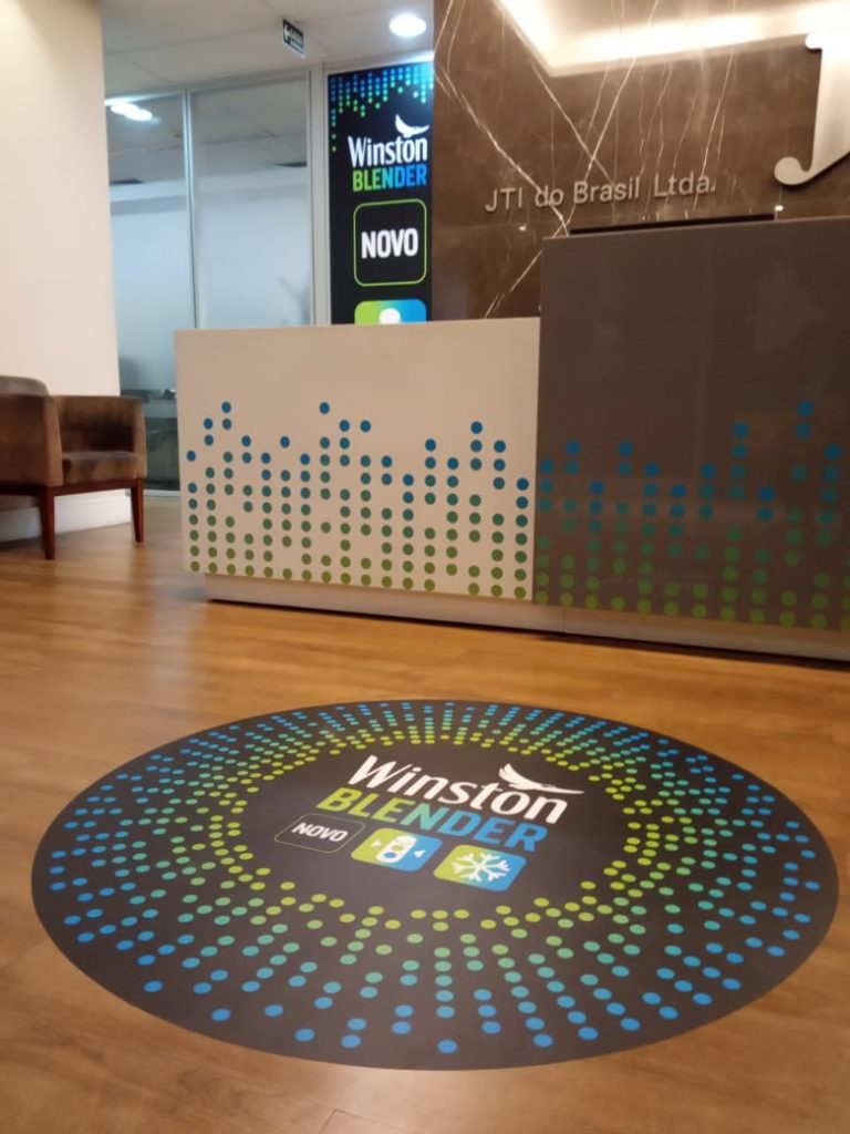 Adesivos - Atualmente, o mercado de comunicação visual apresenta uma vasta gama de opções para a aplicação de adesivos, cada uma com características específicas para atender a diferentes necessidades. Com tantas alternativas disponíveis, compreender claramente a finalidade do projeto é essencial para garantir a escolha do material mais adequado, garantindo assim a eficácia e durabilidade do trabalho final. 