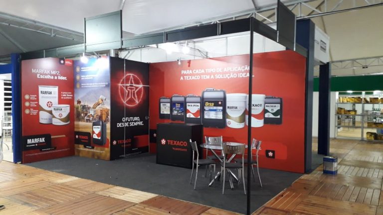 Adesivos - Atualmente, o mercado de comunicação visual apresenta uma vasta gama de opções para a aplicação de adesivos, cada uma com características específicas para atender a diferentes necessidades. Com tantas alternativas disponíveis, compreender claramente a finalidade do projeto é essencial para garantir a escolha do material mais adequado, garantindo assim a eficácia e durabilidade do trabalho final. 