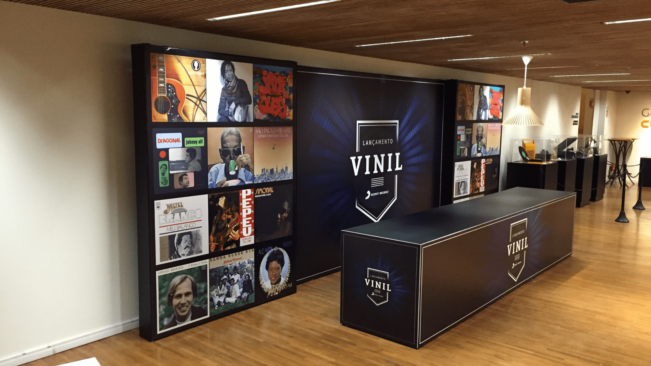 Sony - Livraria Cultura - Esse evento foi realizado dentro de uma livraria em um Shopping de São Paulo, utilizamos 3 Backdrop com profundidades diferentes para ressaltar a comunicação. Envelopamos o balcão com a mesma identidade do evento.