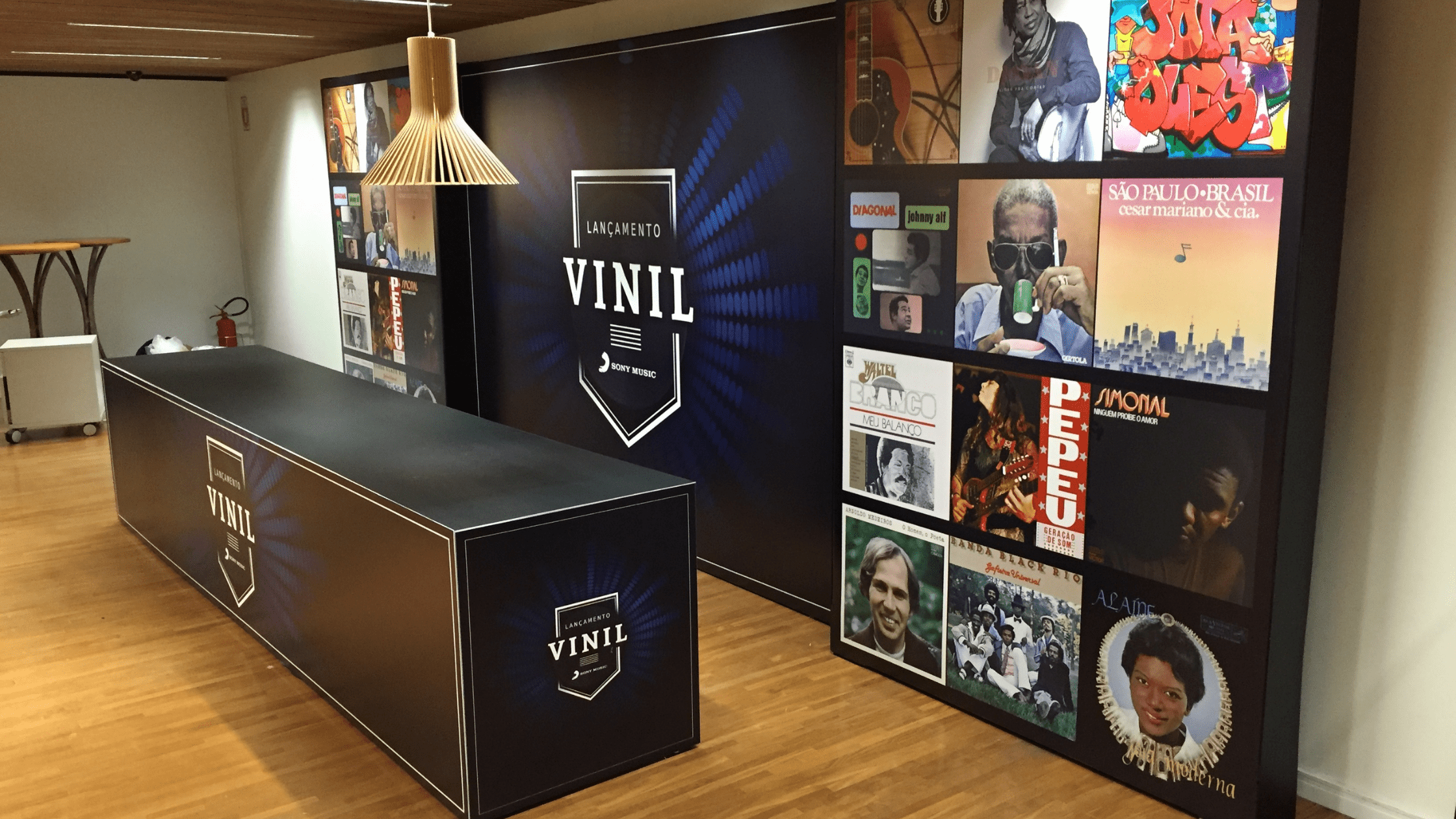 Sony - Livraria Cultura - Esse evento foi realizado dentro de uma livraria em um Shopping de São Paulo, utilizamos 3 Backdrop com profundidades diferentes para ressaltar a comunicação. Envelopamos o balcão com a mesma identidade do evento.