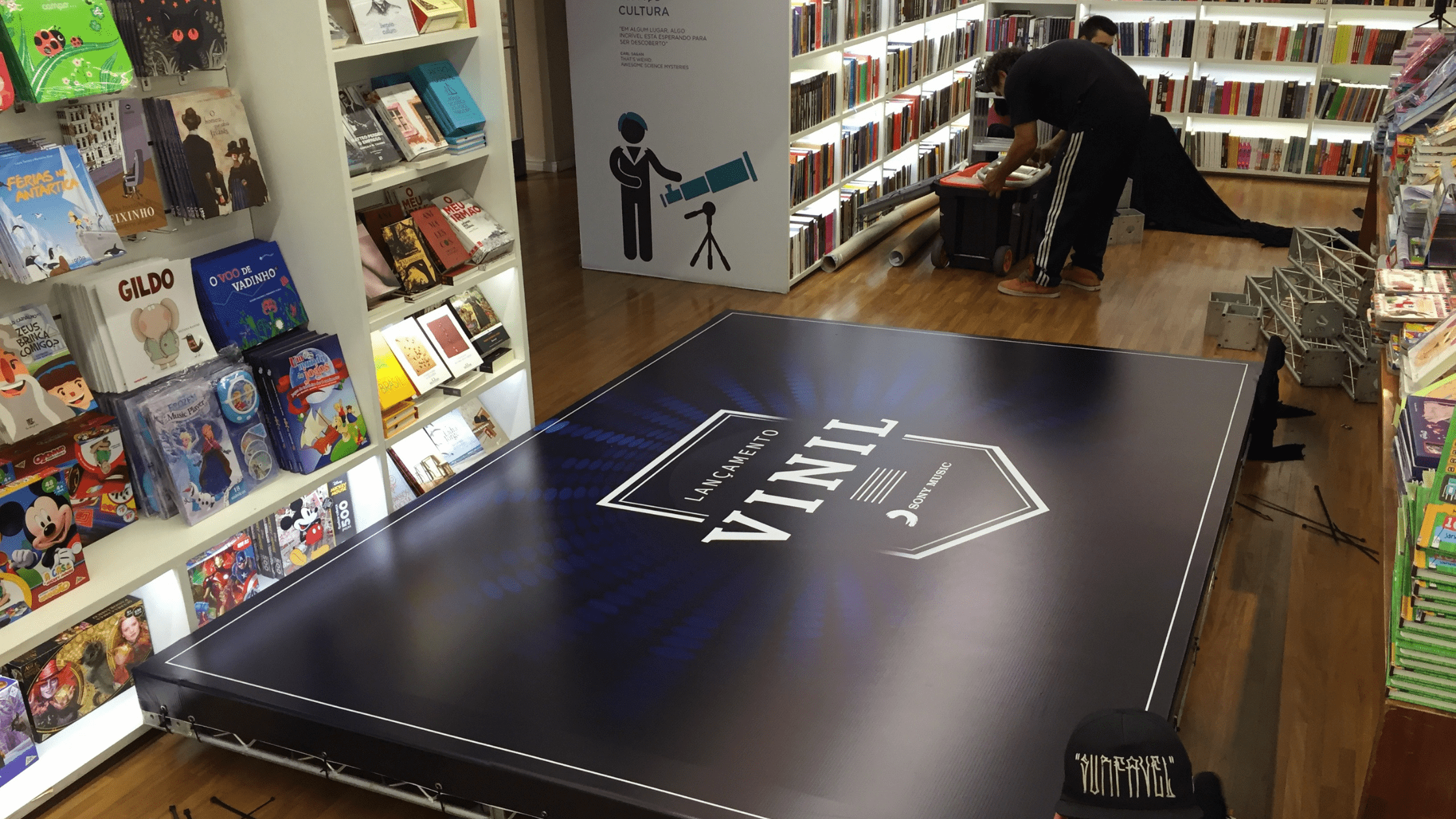 Sony - Livraria Cultura - Esse evento foi realizado dentro de uma livraria em um Shopping de São Paulo, utilizamos 3 Backdrop com profundidades diferentes para ressaltar a comunicação. Envelopamos o balcão com a mesma identidade do evento.